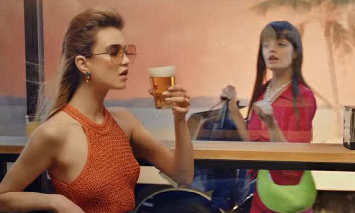 Dame geniet van Heineken Silver Dame geniet van Heineken Silver